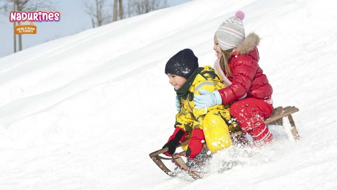 Jugamos con el Sr. Muñeco de Nieve a tirarnos con el trineo